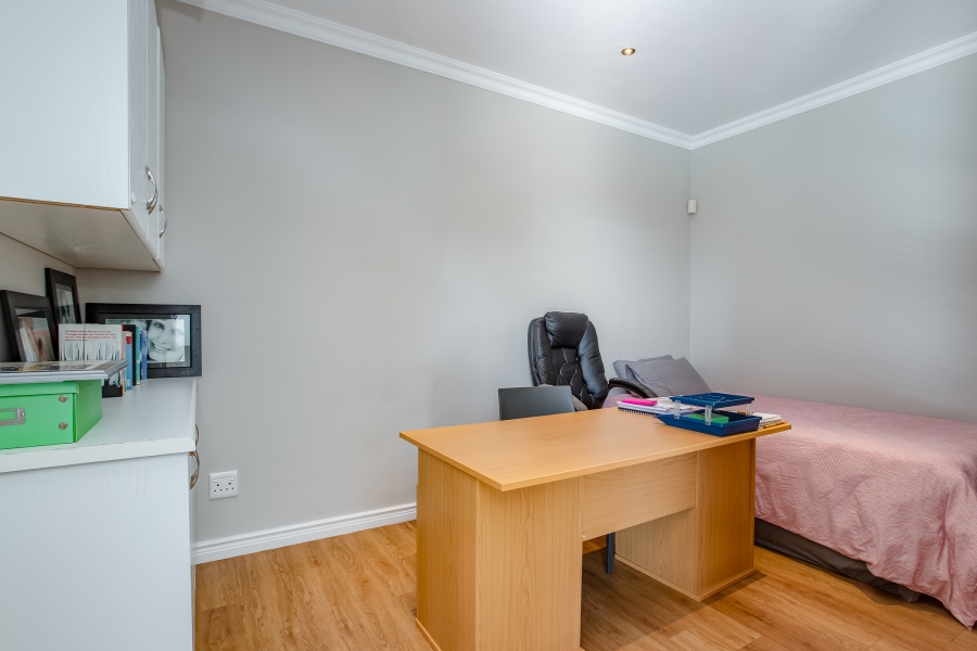5 Bedroom Property for Sale in Lemoenkloof Western Cape